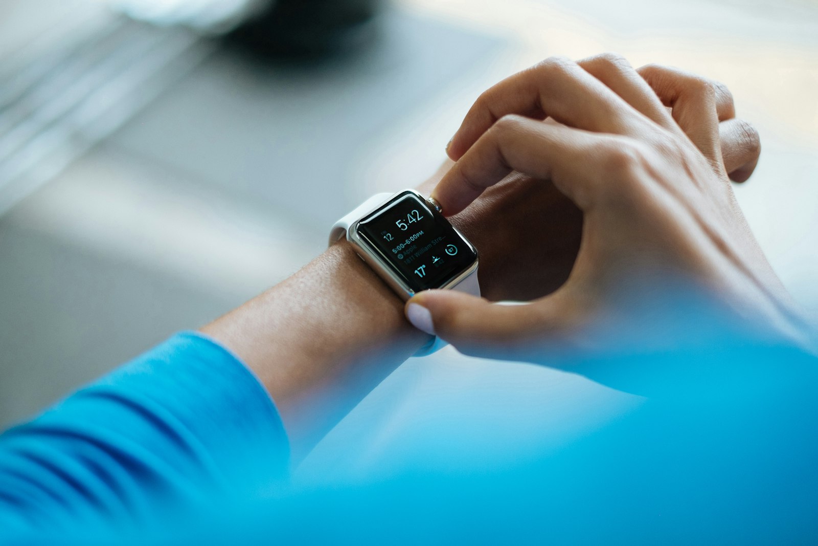 Zespół cieśni nadgarstka — nadgarstek przy smartwatchu